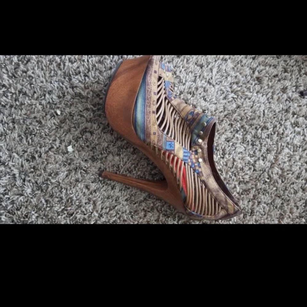SHI by Journey Printed Heels